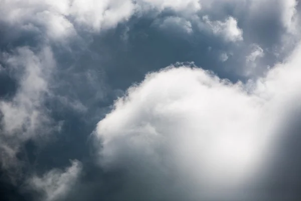 Beautiful, dramatic clouds and sky. Image has grain texture seen at its maximum size — Stock Photo, Image