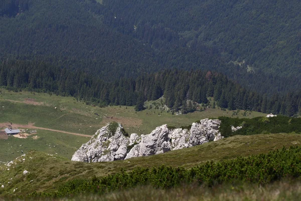 Krajina z pohoří Bucegi, část jižních Karpat v Rumunsku — Stock fotografie