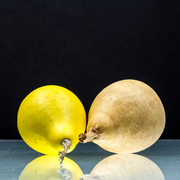 Calabazas viejas y nuevas en forma de pera con fondo oscuro —  Fotos de Stock