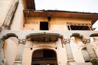 Güzel ayrıntıları ile eski, terk edilmiş, yıkık ev