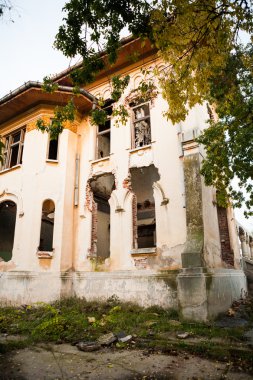 Güzel ayrıntıları ile eski, terk edilmiş, yıkık ev