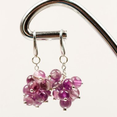 renkli değerli taşlar ve açık gri renkli gümüş jewels