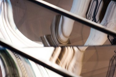 Cam ve mimari ayrıntılar ile Soyut Kompozisyon yansıyan ve bozuk