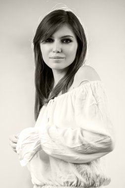 Siyah beyaz açık gri renkli ile beyaz bir bluz giyen güzel beyaz kız fotoğrafı