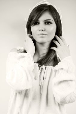 Siyah beyaz açık gri renkli ile beyaz bir bluz giyen güzel beyaz kız fotoğrafı