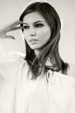 Siyah beyaz açık gri renkli ile beyaz bir bluz giyen güzel beyaz kız fotoğrafı