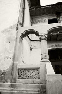 Siyah ve beyaz fotoğraf güzel detayları ile eski, terk edilmiş, yıkık bir evin