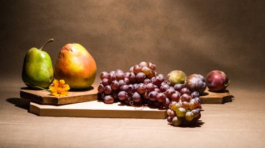 Turuncu çiçekler ve meyveler ile natürmort kompozisyon