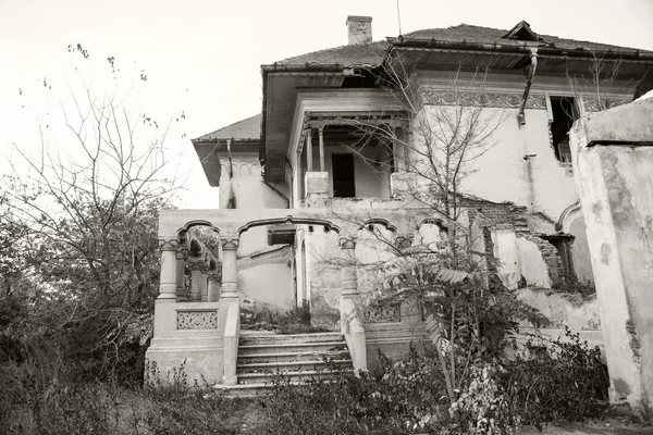Foto en blanco y negro de una casa vieja, abandonada y en ruinas con hermosos detalles —  Fotos de Stock