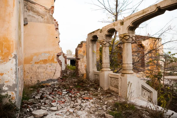 Antigua, abandonada, casa en ruinas con hermosos detalles —  Fotos de Stock