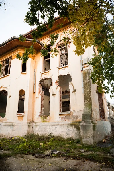 Antigua, abandonada, casa en ruinas con hermosos detalles —  Fotos de Stock