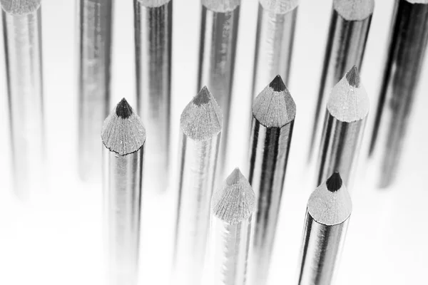 Gruppe scharfer Buntstifte mit Reflexen auf dunklem Hintergrund — Stockfoto