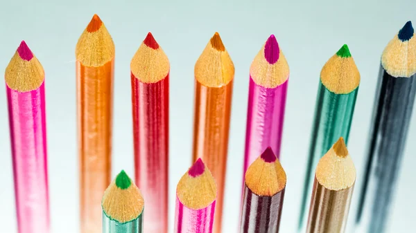 Grupo de lápices de colores agudos con reflexiones sobre fondo oscuro — Foto de Stock