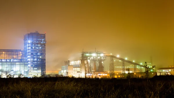 Πετροχημικό εργοστάσιο στη νύχτα. Μεγάλη έκθεση φωτογραφίας — Φωτογραφία Αρχείου
