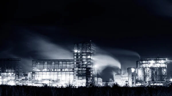 Petrochemische fabriek in nacht. Lange blootstelling, zwart-wit fotografie — Stockfoto