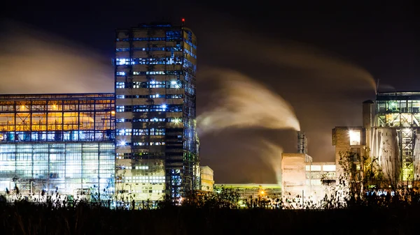 Petrochemické závody v noci. Dlouhé expozice fotografie — Stock fotografie