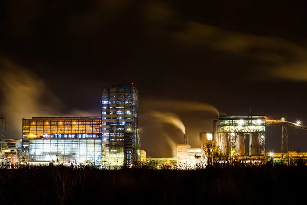 Impianto petrolchimico di notte. Fotografia a lunga esposizione — Foto Stock