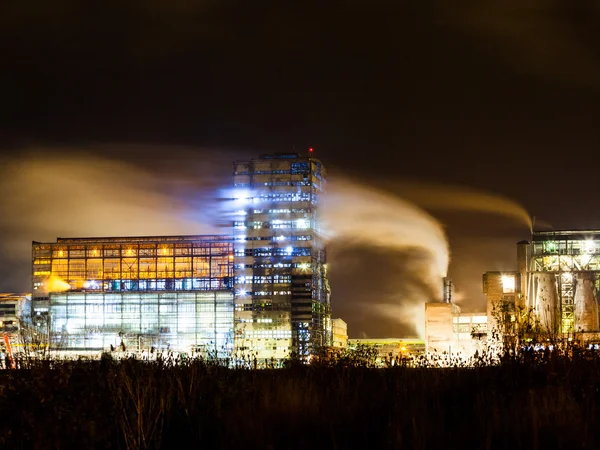 Petrochemické závody v noci. Dlouhé expozice fotografie — Stock fotografie