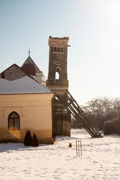 The ruins of Banffy Castle in Bontida, near Cluj Napoca, Romania. Winter time — Stock Photo, Image