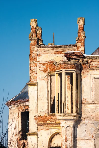 Les ruines du château de Banffy à Bontida, près de Cluj Napoca, Roumanie. Heure d'hiver — Photo