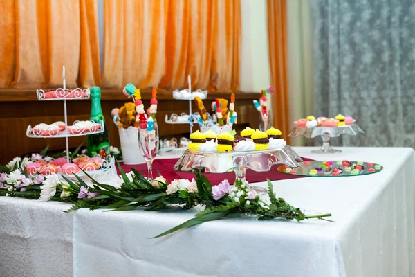 Cookies, bolos e outros doces em uma festa — Fotografia de Stock