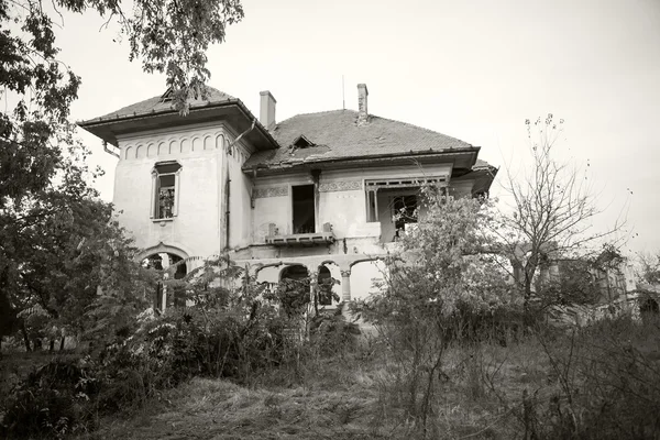 Black and white photo of an old, abandoned, ruined house with beautiful details — Stock Photo, Image