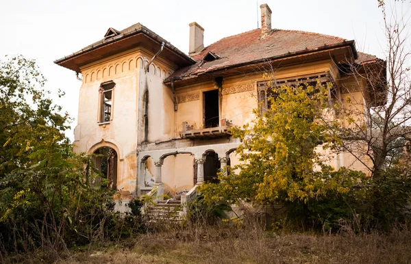 Velha, abandonada, casa arruinada com belos detalhes — Fotografia de Stock
