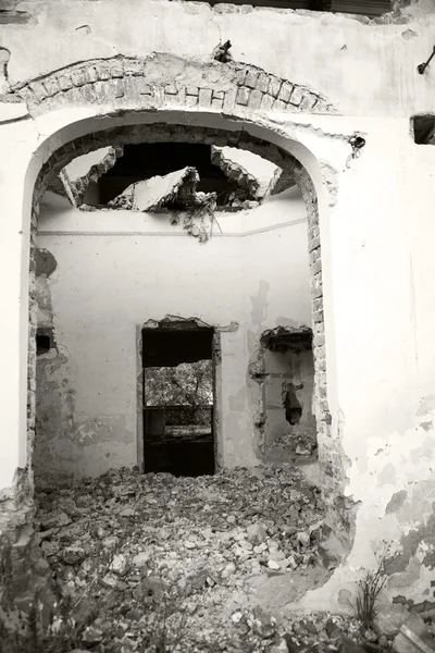 Foto em preto e branco de uma casa velha, abandonada e arruinada com belos detalhes — Fotografia de Stock