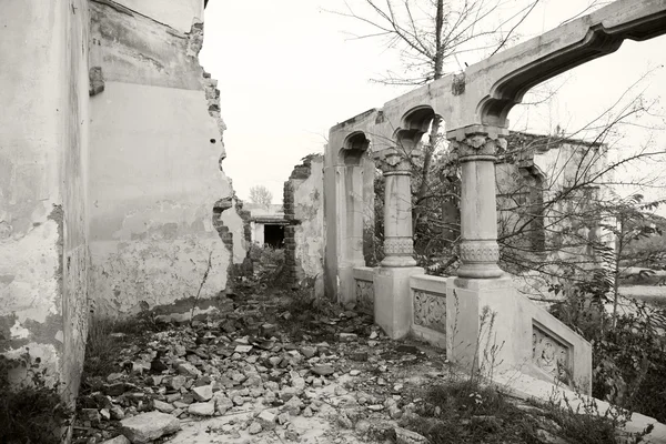 Foto en blanco y negro de una casa vieja, abandonada y en ruinas con hermosos detalles — Foto de Stock