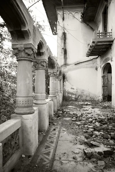 Foto em preto e branco de uma casa velha, abandonada e arruinada com belos detalhes — Fotografia de Stock