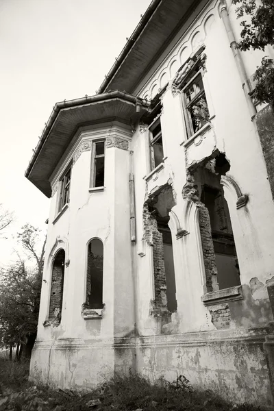 Black and white photo of an old, abandoned, ruined house with beautiful details — Stock Photo, Image