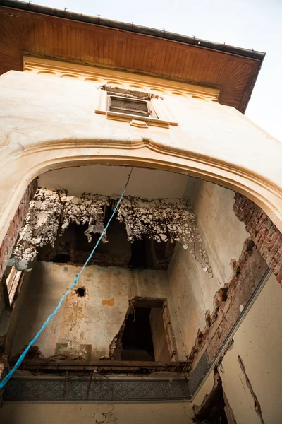 Velha, abandonada, casa arruinada com belos detalhes — Fotografia de Stock