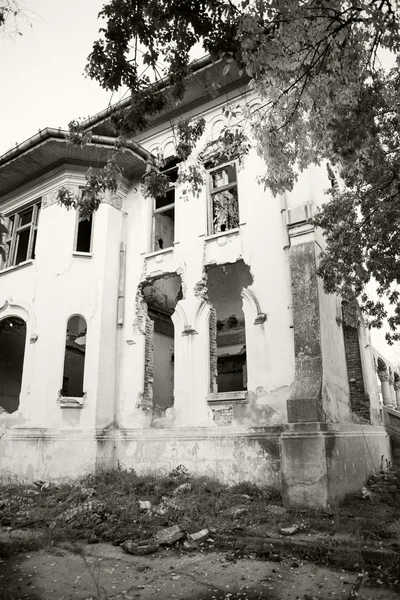 Foto en blanco y negro de una casa vieja, abandonada y en ruinas con hermosos detalles —  Fotos de Stock