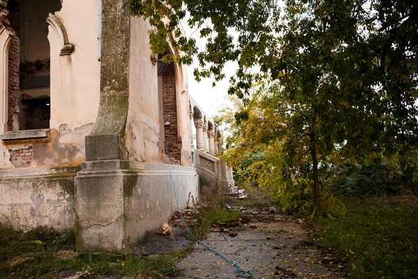 Velha, abandonada, casa arruinada com belos detalhes — Fotografia de Stock