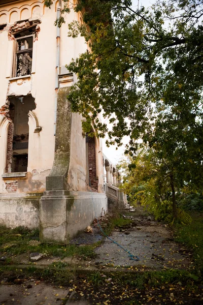 Old, abandoned, ruined house with beautiful details — Stock Photo, Image