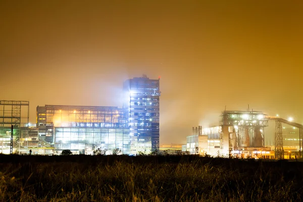 Petrochemische fabriek in nacht. Lange blootstelling fotografie — Stockfoto