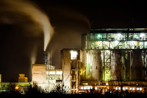 Petrochemické závody v noci. Dlouhé expozice fotografie — Stock fotografie