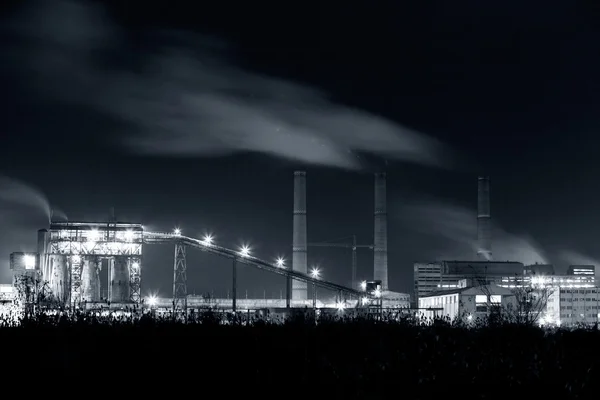 Petrochemische Anlage in der Nacht. Monochrome Fotografie — Stockfoto