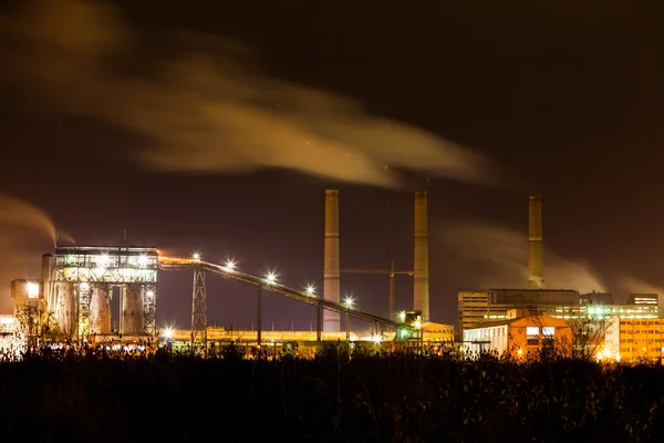 Planta petroquímica à noite. Fotografia de longa exposição — Fotografia de Stock