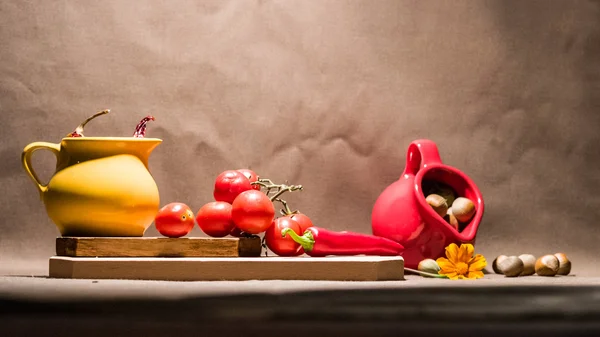 Composición de naturaleza muerta con flores y verduras —  Fotos de Stock