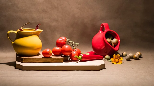 Натюрморт с цветами и овощами — стоковое фото