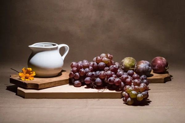 Composition nature morte avec des fleurs et des fruits orange — Photo