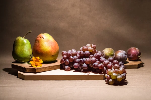 Composición de naturaleza muerta con flores y frutas naranjas —  Fotos de Stock