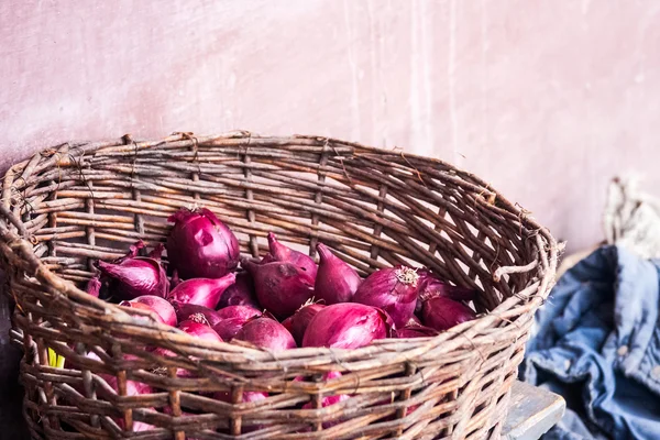 Purple onions in a wicker basket — Stock Photo, Image