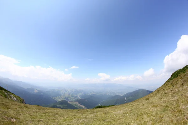 Пейзаж с гор Бучеги, часть Южных Карпат в Румынии. Эффект линзы Fisheye — стоковое фото