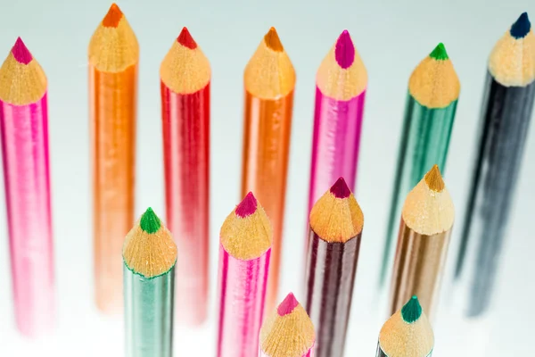 Grupp av kraftiga färgpennor — Stockfoto