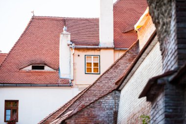 Çatılar ve mimari detaylar Sibiu, Romanya. Özel çatı desigh
