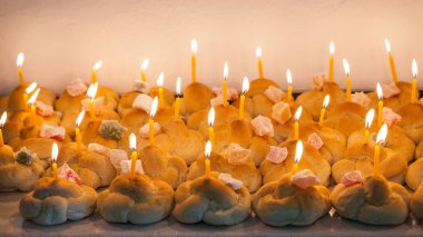 Ekmek, Lokum ve mumlar. Romanya'da dini gelenek