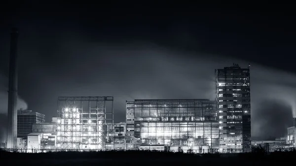 Petrochemische Anlage in der Nacht. Langzeitbelichtungsfotografie — Stockfoto