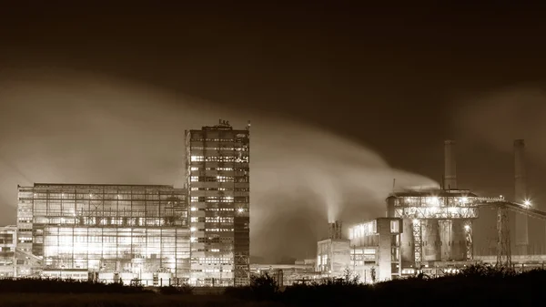 Impianto petrolchimico di notte. Fotografia a lunga esposizione — Foto Stock